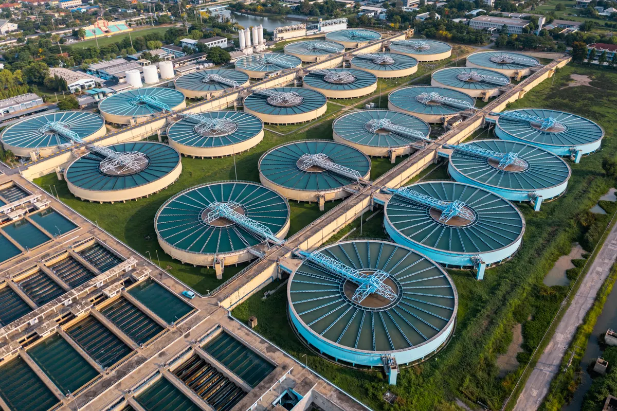 Chemie- und Industrieanlage aus der Luft – Branchen, die uns vertrauen